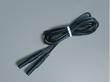 Schwarzes Anschlusskabel mit zwei Steckern