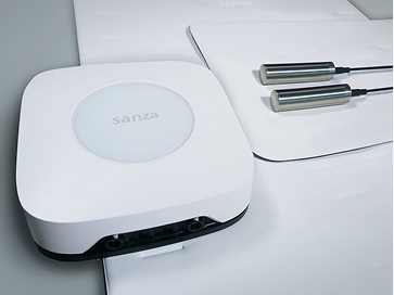 Sanza-Geräteset mit Steuergerät, Applikatoren und Zubehör neatly ausgelegt auf einer Therapieliege